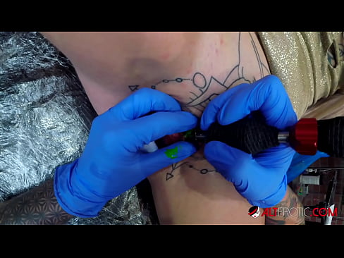 ❤️ Keçika pir tattookirî Sully Savage tattooek li ser klîtorê xwe kir. Vîdyoyê seksî li me ❌️