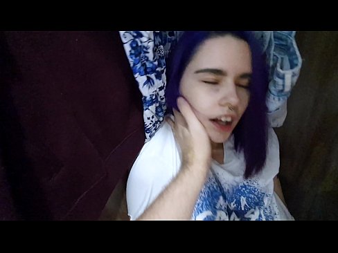 ❤️ Xwişka min di dolabê de dît û alîkariya wê kir Vîdyoyê seksî li me ❌️